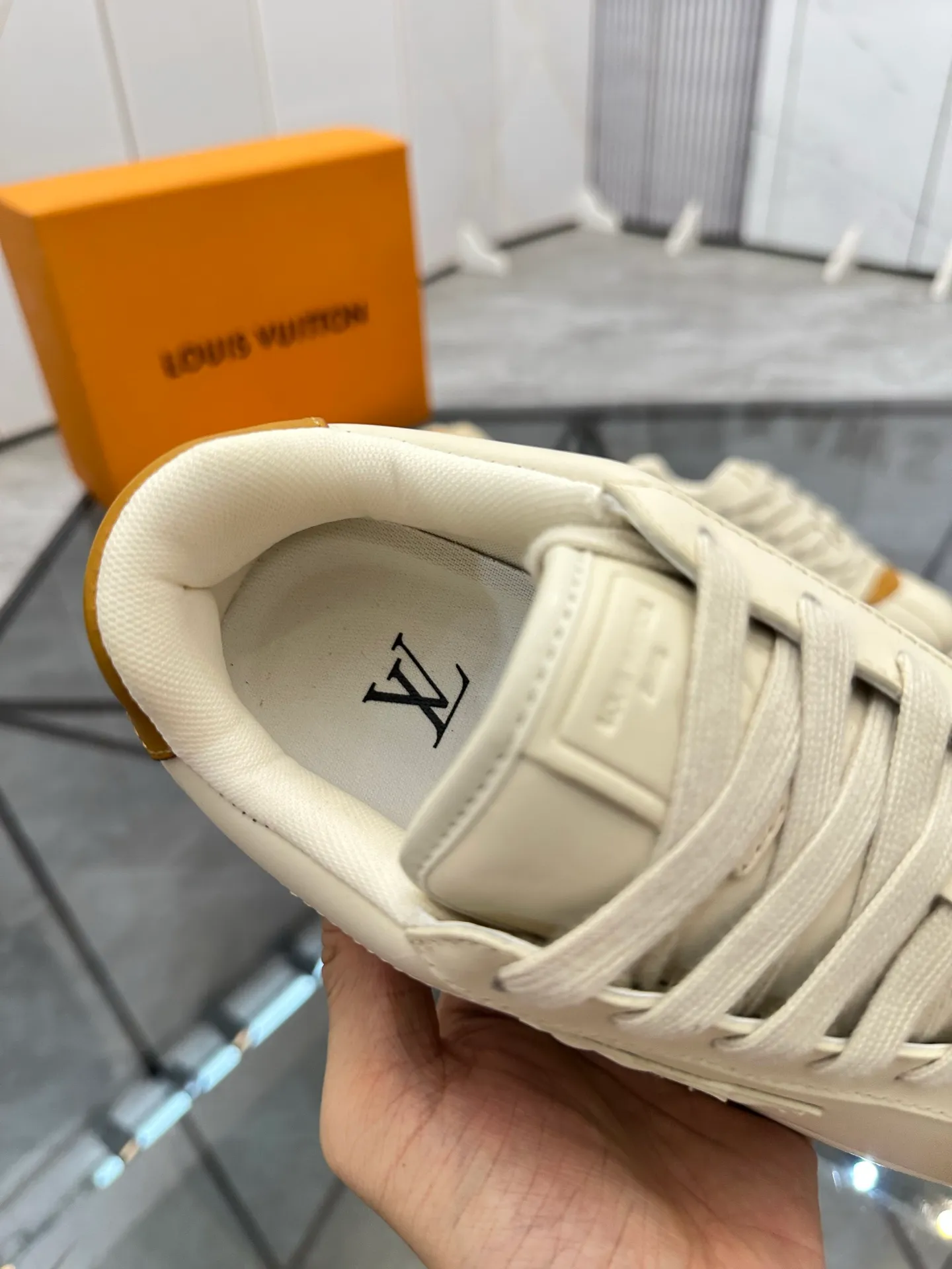 Men's shoes: 💰P700¥ Top quality Product trademark: LV* "Louis Vuitton*" low-top casual shoes Regular size: 35-45 (can be customized to 46) Couple style Product materials: Imported cowhide upper, breathable lining, original outsole. Number: two